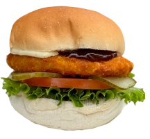 Crispy chicken burger op een zacht bolletje met mayo, curry, sla, tomaat en augurk