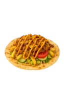 Heerlijk flatbread met licht pittige kipdöner, gesmolten kaas, sla, coleslaw, tomaat, komkommer, augurk, gebakken ui met frietjes en een huisgemaakte saus.<br> (extra pittig optie: jalapeno pepers)