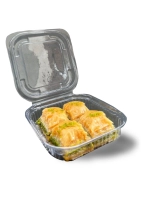 4 stuks baklava gemaakt van laagjes flinterdun filodeeg met zoete pistachevulling