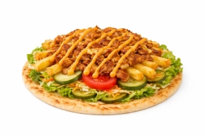 Heerlijk flatbread met licht pittige kipdöner, gesmolten kaas, sla, coleslaw, tomaat, komkommer, augurk, gebakken ui met frietjes en een huisgemaakte westersaus.<br> (extra pittig optie: jalapeno pepers)