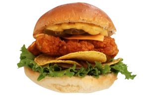 Malse kipburger (125 gr.) van 100% kipfilet op een luxe broodje met cheddar, sla, komkommer, Jalapeño pepers, nacho's en een zoet-pittige kerriemayonaise.