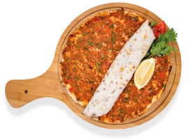 Wrap van gekruid gehakt (rundvlees), gevuld met rauwkost