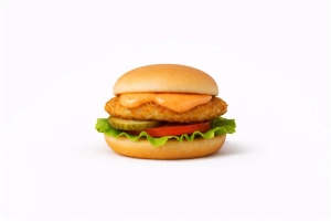 Crispy chicken burger op een zacht bolletje met spicy mayo, sla, tomaat en augurk