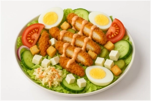 Gemengde maaltijdsalade met warme kip, ei, feta,  croutons met een cocktail dressing erover.