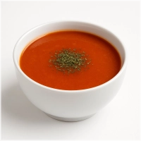 Heerlijke huisgemaakte tomatensoep met warm turks brood, room en croutons.<br>*Let op: geen lepel meegeleverd.